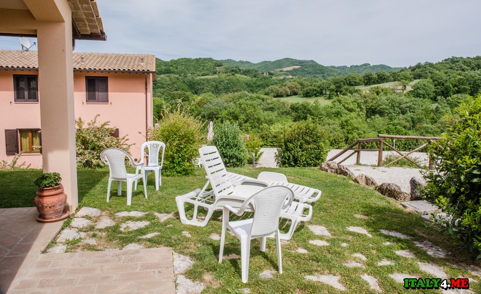 Holidays in a villa in Umbria with a landscape view of the hills