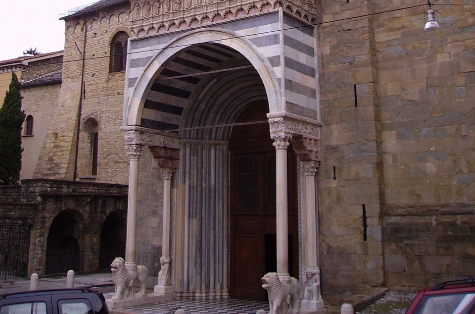 "Pink Lions Gate" (Porta dei Leoni rossi) in Bergamo
