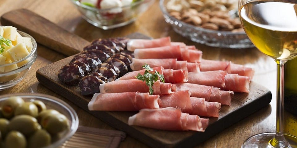 Calorie content of 100 g of prosciutto is 269 kcal