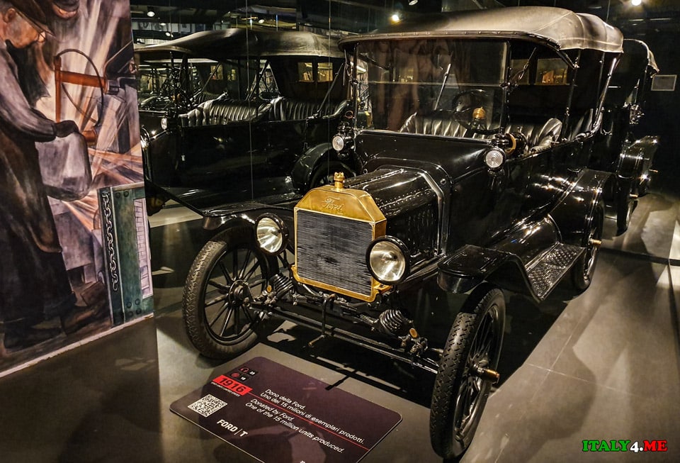 FORD T 1916 Henry Ford's first mass-produced car in black