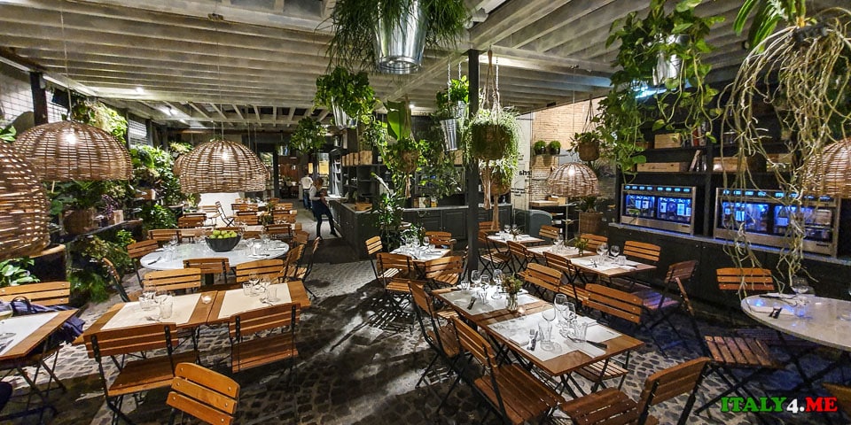 Restaurant interior in Rome Hosteria del Mercato