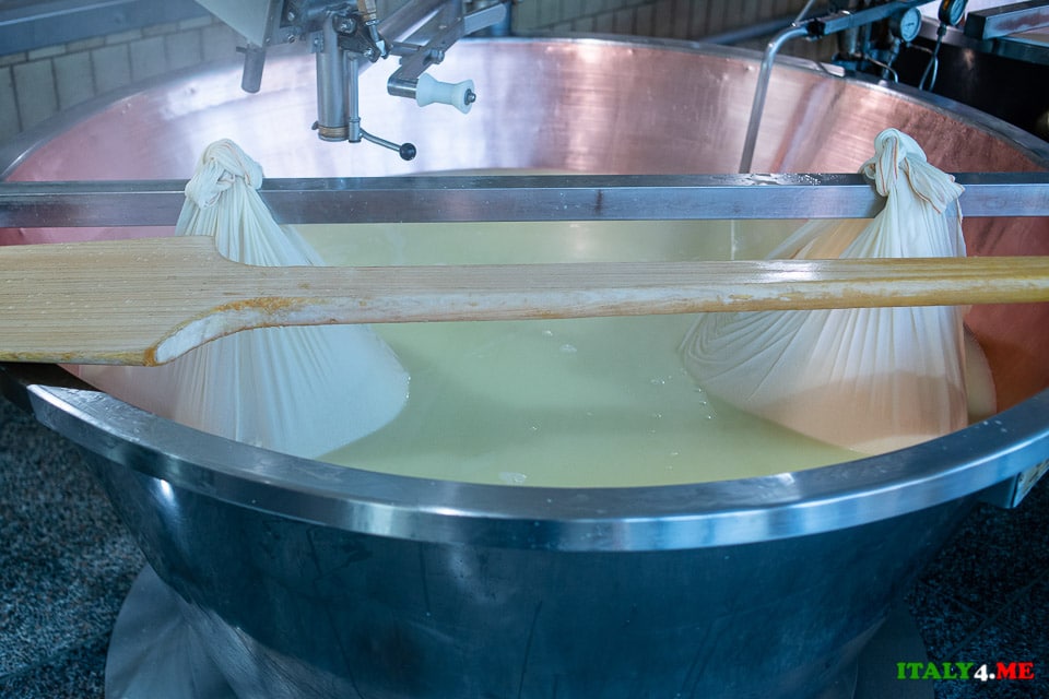 Tank for the production of Parmesan with a volume of 1000 liters
