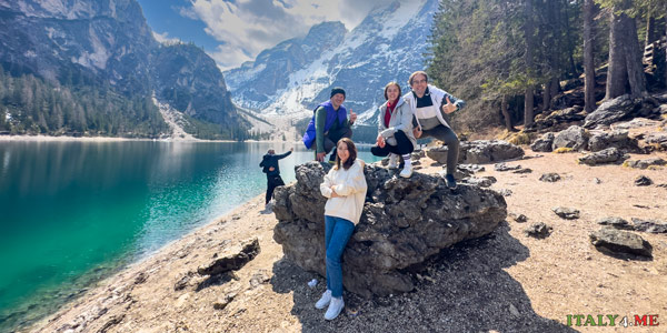 Photo with friends on the shore of mountain lake Braies in Italy